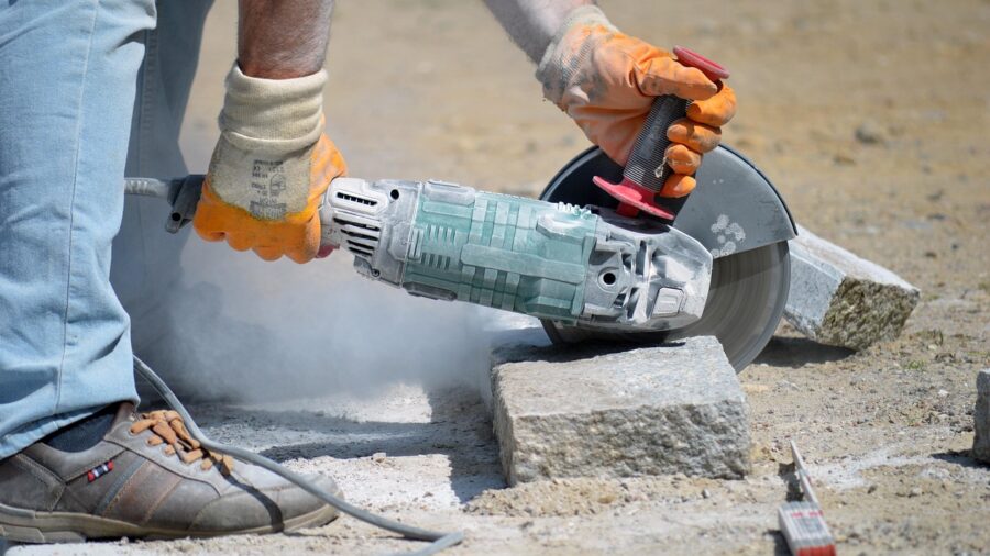 Makita Wins Seven Innovation Awards: What These New Tools Mean for Shoppers 1 construction worker angle grinder tight space