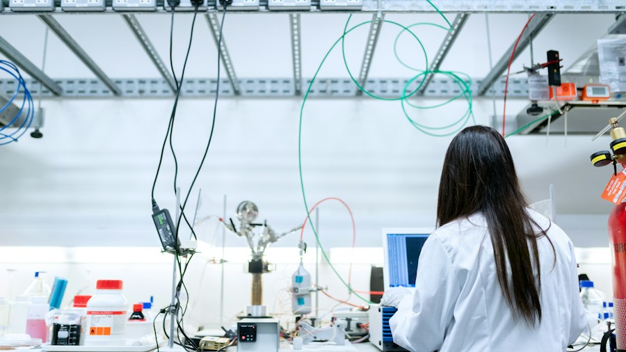 China Aims for Mass Produced Solid State EV Battery by 2030 What It Means for Shoppers 2 electric car battery research laboratory