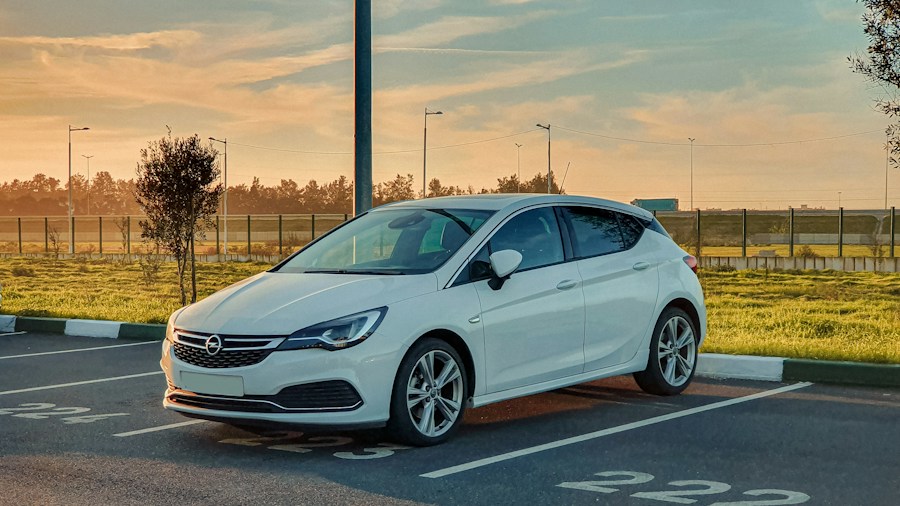 Montreal Airport Expands EV Charger Network to 168 Stations: What Travelers Need to Know 2 electric car traveling parking