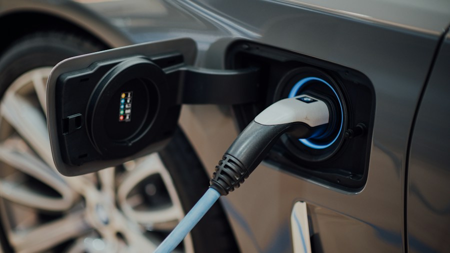 Tesla Powers Arizona Solar Farm What Buyers Should Know 2 electric vehicle charging station