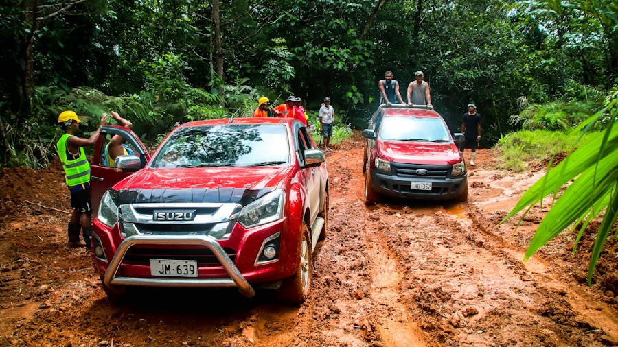 2026 Ford Explorer Tremor Takes On Brutal Mountain Trail: What Off-Road Shoppers Need to Know 2 family three-row crossover mud driving