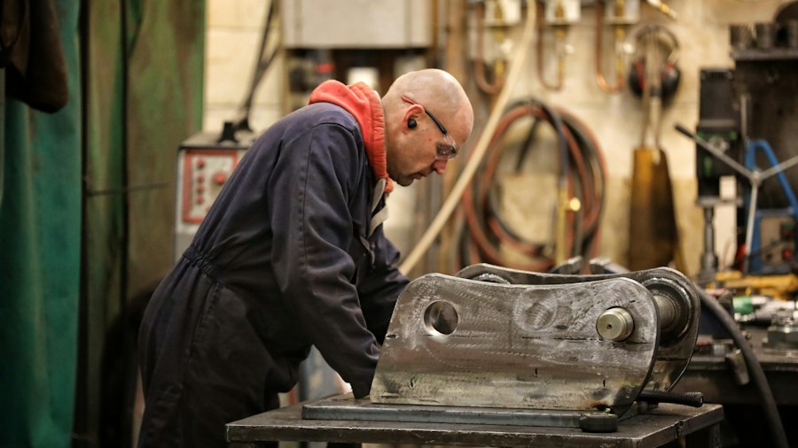 Ford F-150 Rear Axle Recall: What 2026 Buyers Should Know 1 mechanic working on truck bearings