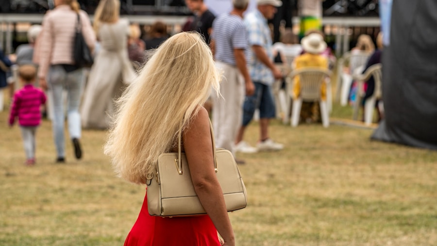 Milwaukee Pipeline Event Showcases What Gear Bags Professional Shoppers Should Bring 2 person carrying crossbody bag at outdoor event