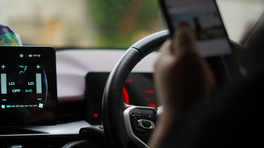 CarPlay Battery Drain Issues: What Shoppers Need to Know 1 person charging phone in vehicle dashboard