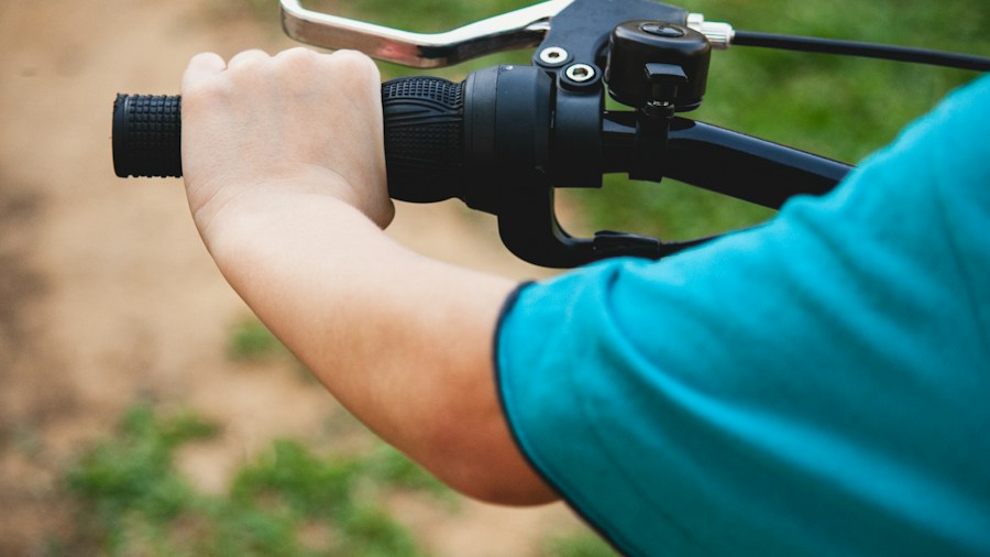 rider hands throttle control