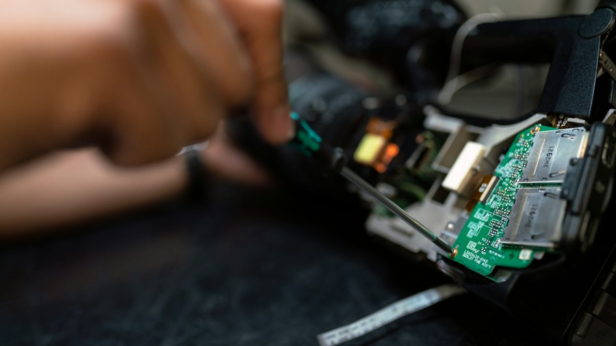 Wheel Alignment and ADAS Calibration Safety Issue What Buyers Should Know 1 technician using precision camera alignment equipment