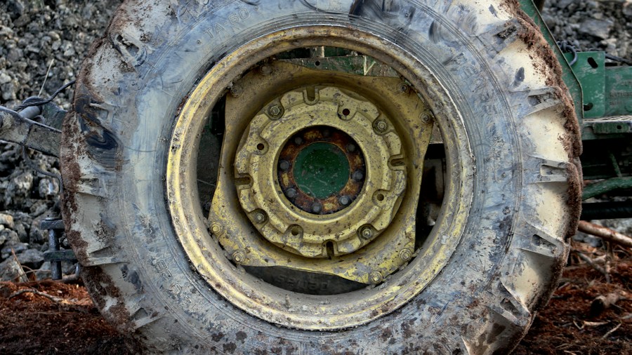 CEAT Specialty Extends Agricultural Tire Warranty to 10 Years: What Farmers and Shoppers Need to Know 2 tractor tire close-up damage