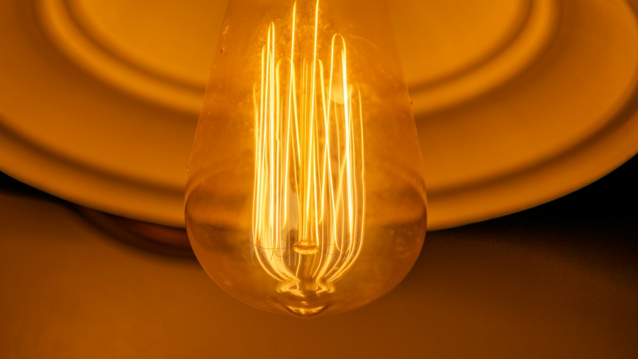 Halogen Headlight Dimming: What Drivers and Shoppers Need to Know 1 tungsten filament close up
