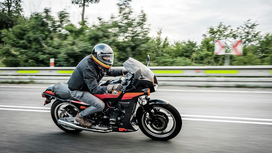 Yamaha XSR900 GP Legend Blue Color Scheme Arrives in the US: What Buyers Should Know 1 vintage motorcycle racing heritage